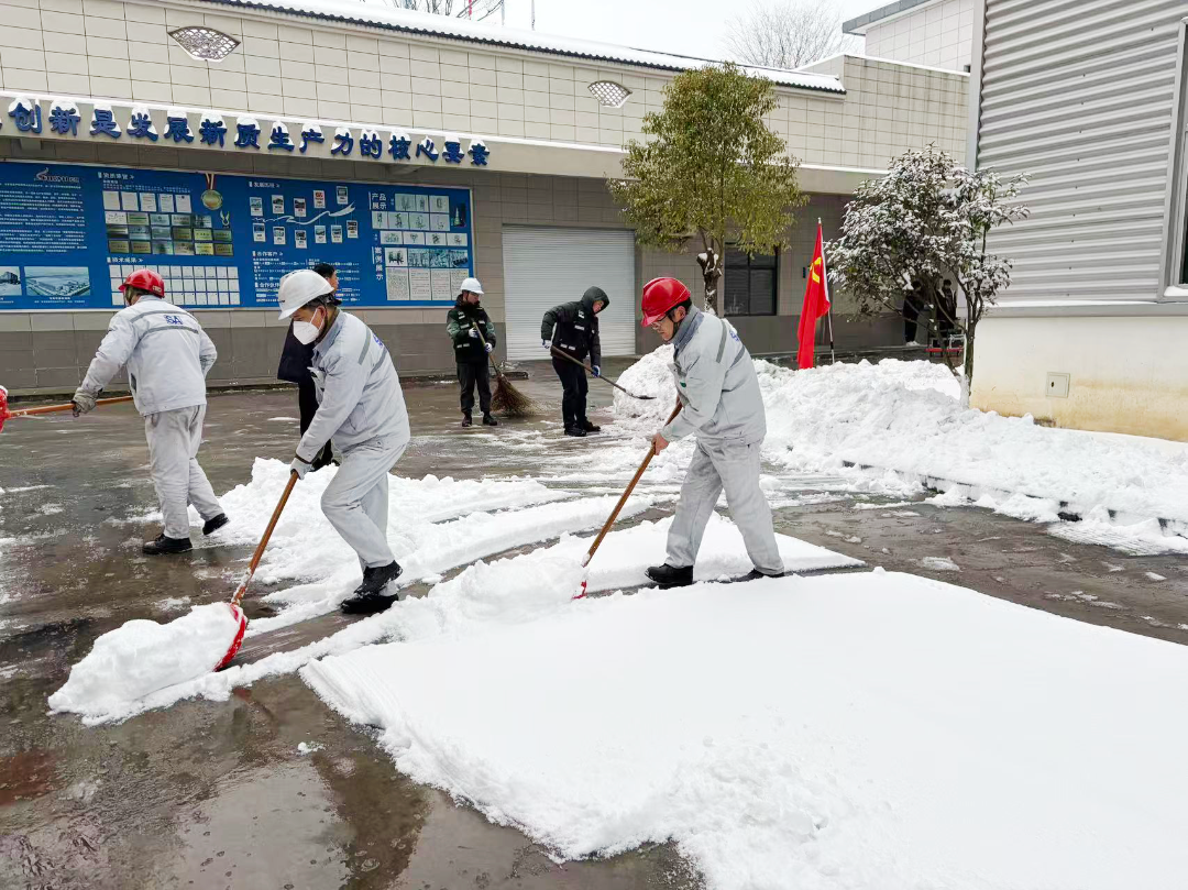 松羽集团冬日园区除雪保障通行实景